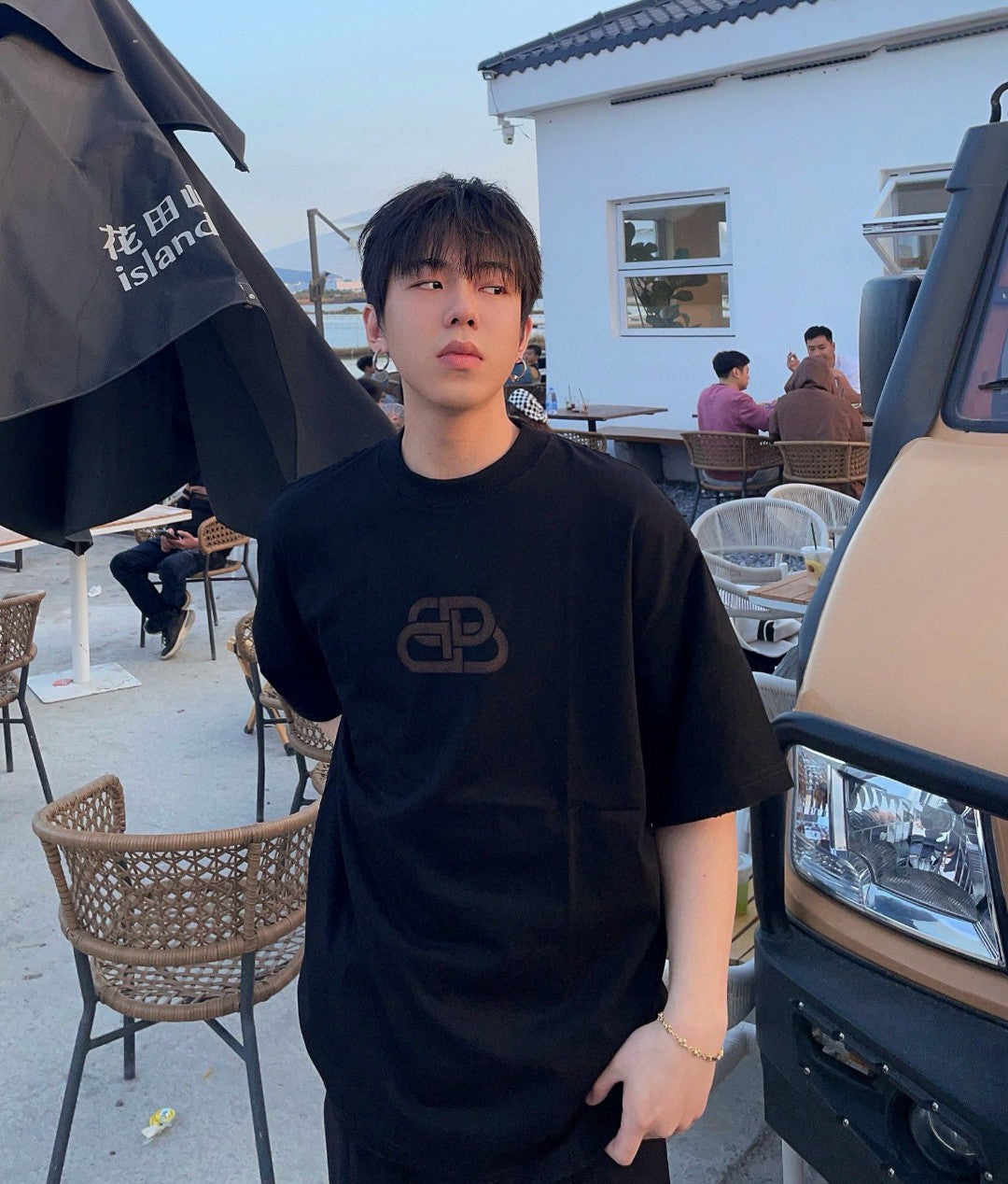 Balenciaga T-shirt - Monochrome Logo - Grey Unisex Streetwear Limited Edition - <span>This Balenciaga t-shirt features a sleek, monochrome design with the iconic BB logo subtly embossed