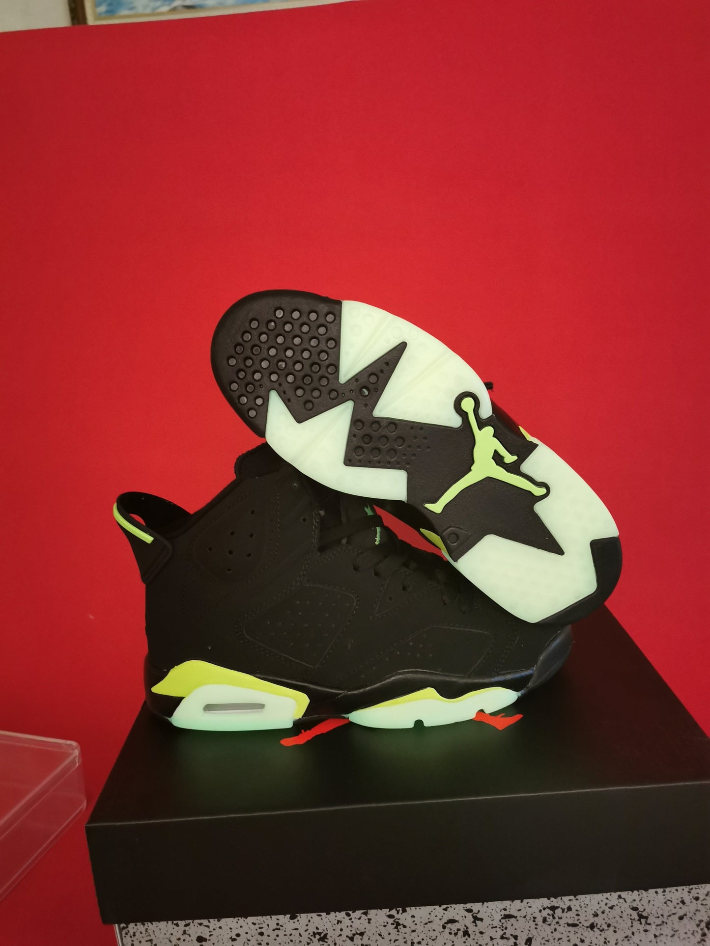 Jordan 6 And Green - Black Unisex Streetwear Limited Edition - The Air Jordan 6 pictured here features a striking and bold design that is sure