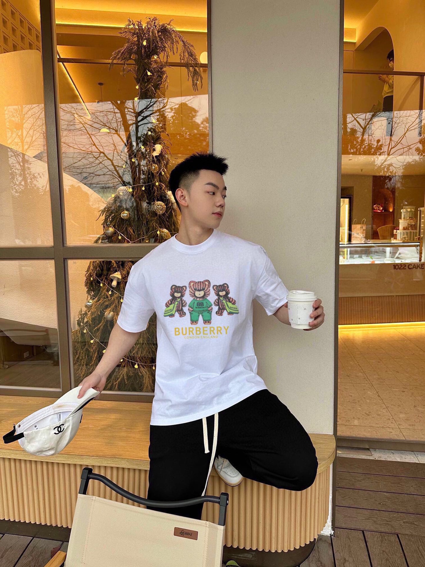 Gucci T-shirt - White Unisex Streetwear Limited Edition - <p dir='ltr'><span>This Gucci t-shirt features a playful design with the brand name 'GUCCI' spelled