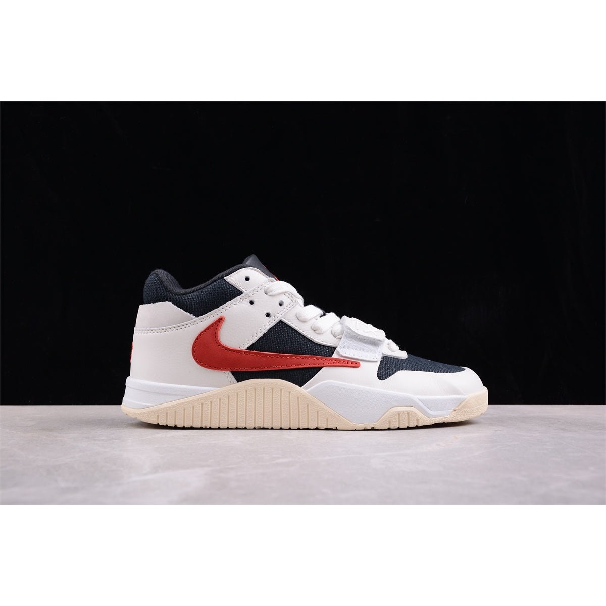 JORDAN Jumpman Jack Tr - University - Red Unisex Streetwear Limited Edition - Step into the spotlight with the Jordan Jumpman Jack TR x University Red, a dynamic