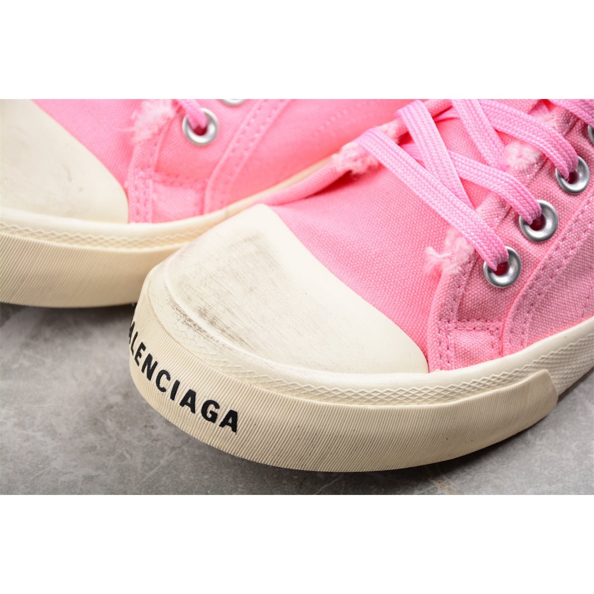 BALENCIAGA Paris Low - Sneakers - Pink Unisex Streetwear Limited Edition - Introducing the BALENCIAGA Paris Low x Pink, a vibrant addition to your footwear collection that