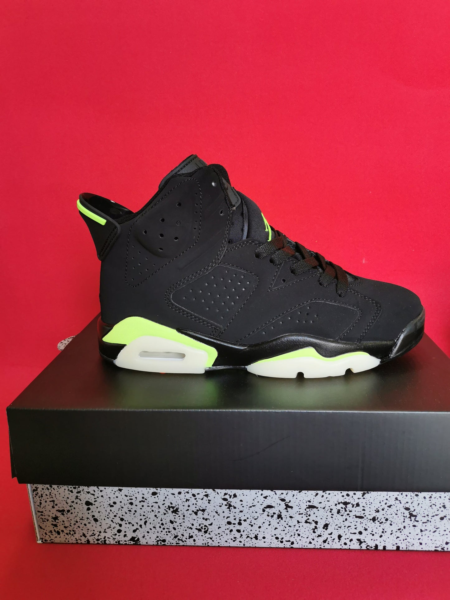 Jordan 6 And Green - Black Unisex Streetwear Limited Edition - The Air Jordan 6 pictured here features a striking and bold design that is sure