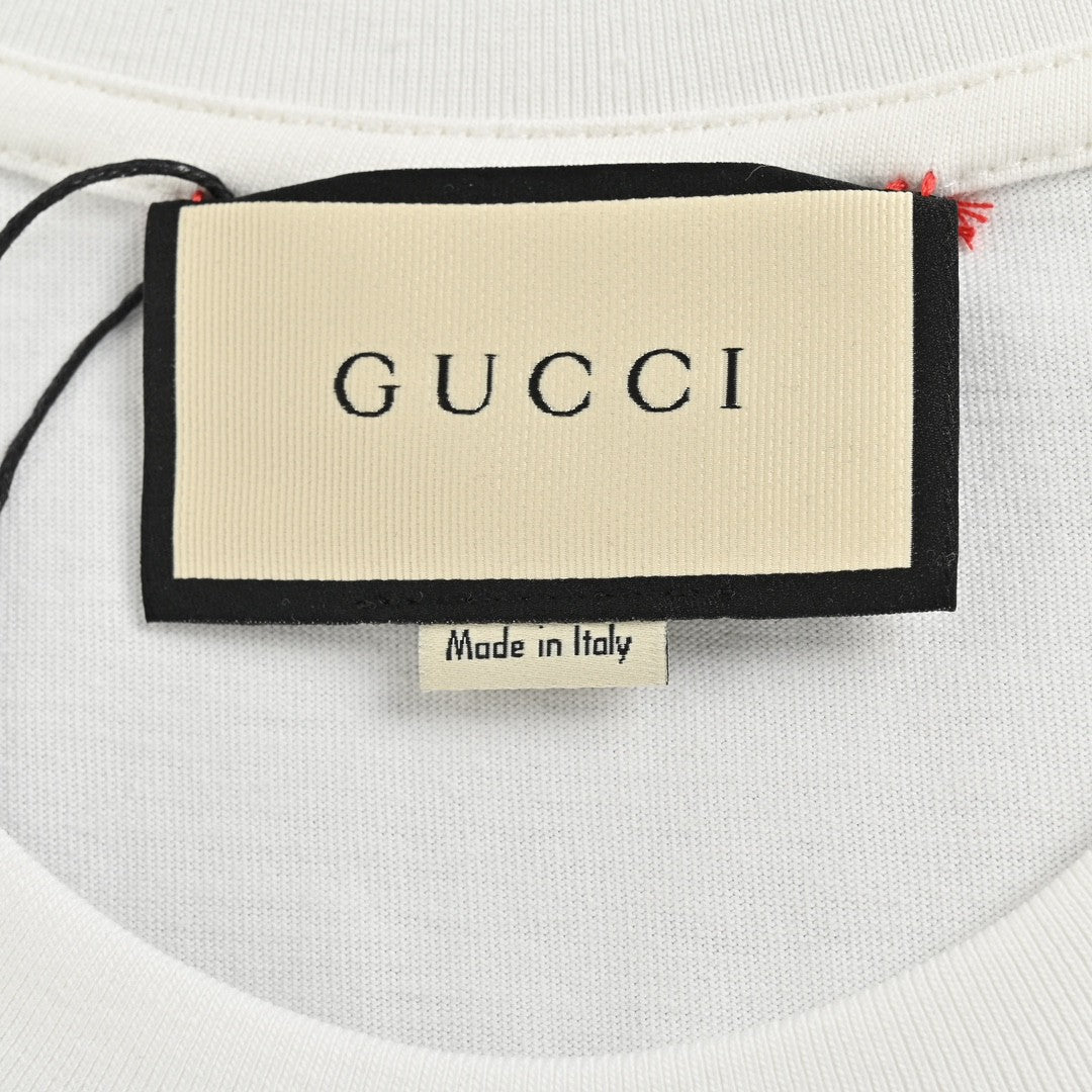 Camiseta blanca de Gucci con logotipo superpuesto