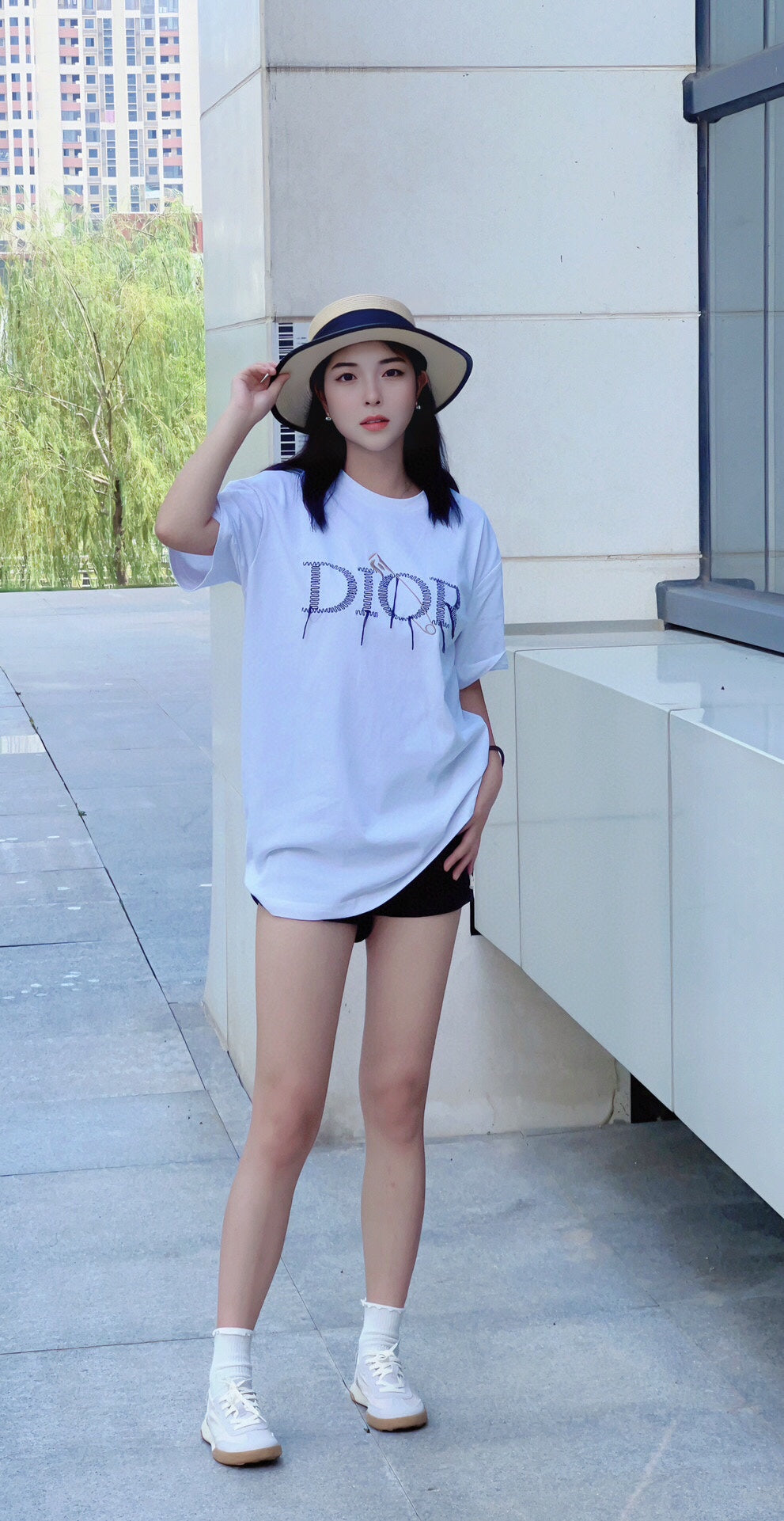 Camiseta Dior con diseño de herramientas y logotipo