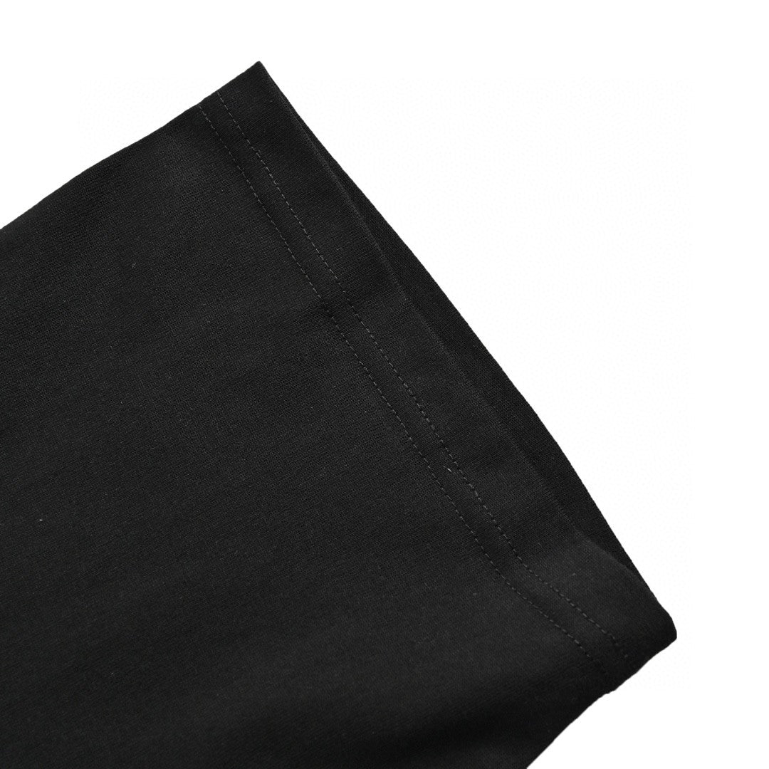 Camiseta negra con logo GG entrelazado de Gucci.