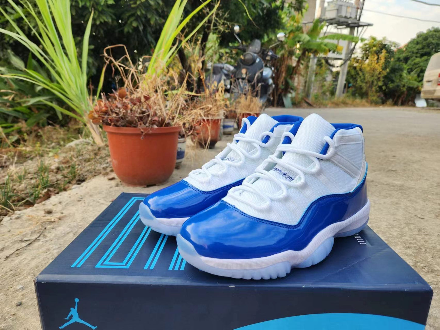 JORDAN 11 Blue And Sneakers - White Unisex Streetwear Limited Edition - The Air Jordan 11 in White and Legend Blue is a refined and timeless sneaker