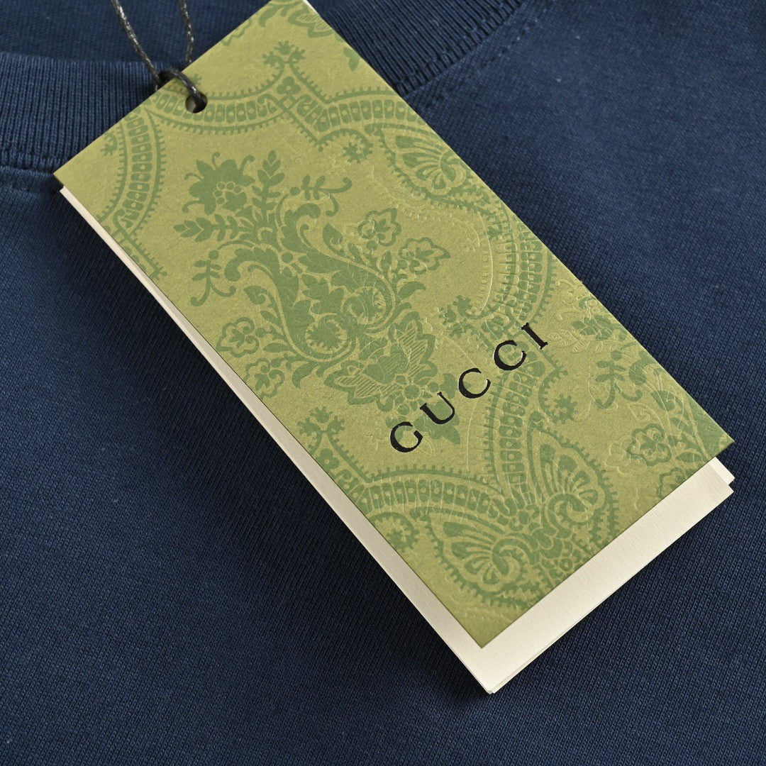 Gucci T-shirt With Overlapping Logo - Navy Unisex Streetwear Limited Edition - <span>Modern and trendy. Features overlapping Gucci logo in red and green. Made from high-quality fabric.