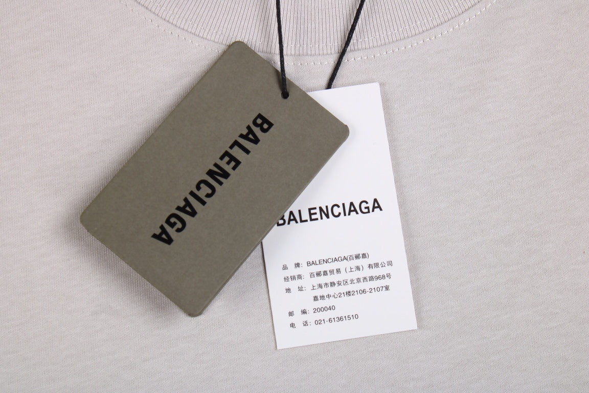 CAMISETA GRIS CON LOGOTIPO DE BALENCIAGA