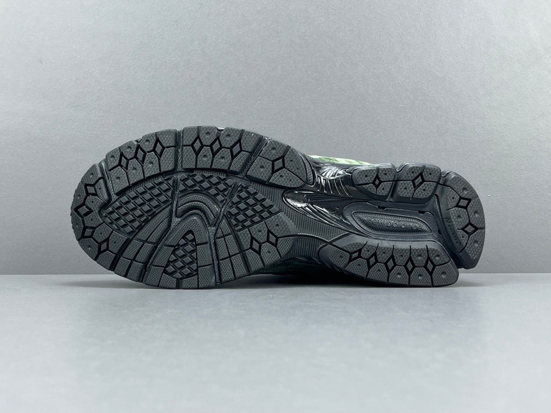 JJJJOUND - New Balance 2002r Gore-te - Pine - Green Unisex Streetwear Limited Edition - The JJJJOUND x NEW BALANCE 2002R GORE-TEX PINE - REPLICA combines minimalist aesthetics with rugged