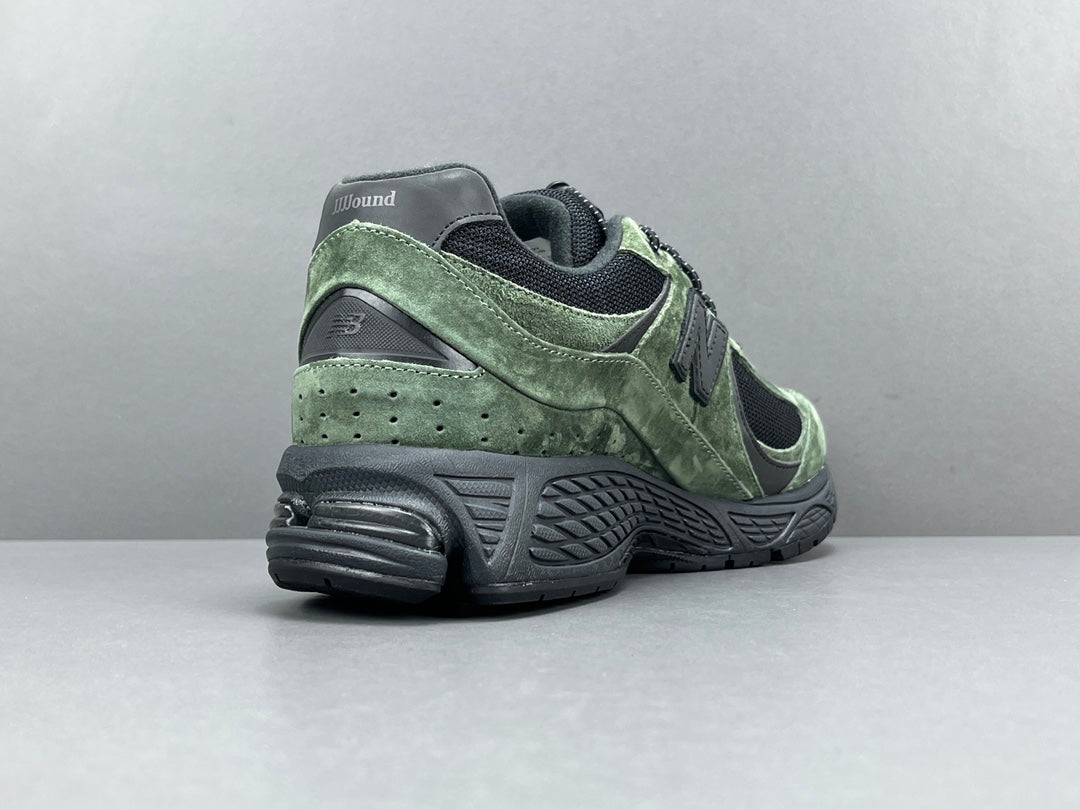 JJJJOUND - New Balance 2002r Gore-te - Pine - Green Unisex Streetwear Limited Edition - The JJJJOUND x NEW BALANCE 2002R GORE-TEX PINE - REPLICA combines minimalist aesthetics with rugged