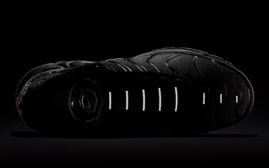 NIKE Air Ma - Plus - Triple - Black Unisex Streetwear Limited Edition - The NIKE AIR MAX PLUS TRIPLE BLACK - REPLICA delivers stealthy streetwear vibes with an