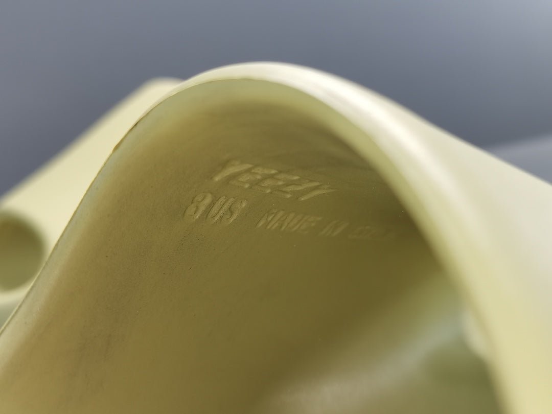 ADIDAS YEEZY SLIDE x RESINA