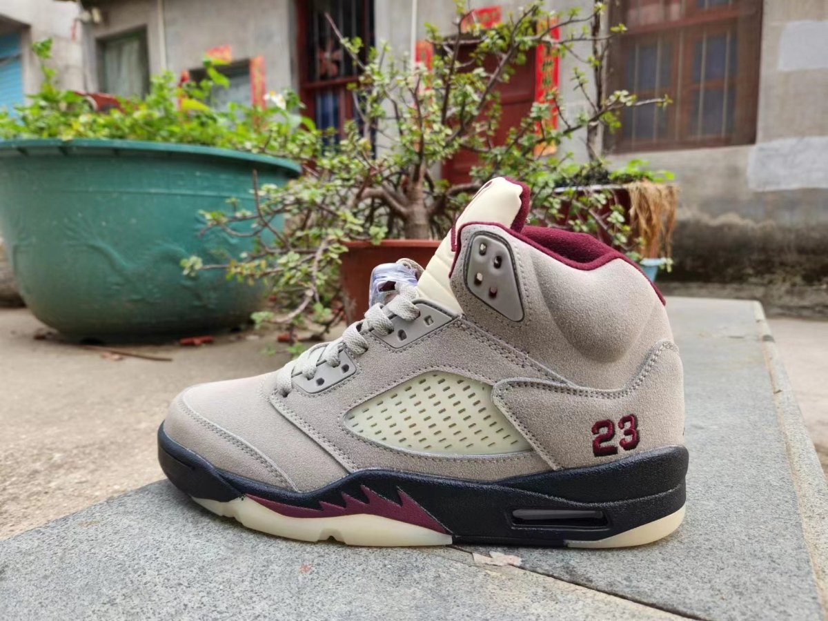 Air Jordan 5 'burgundy T-Shirt - Black Unisex Streetwear Limited Edition