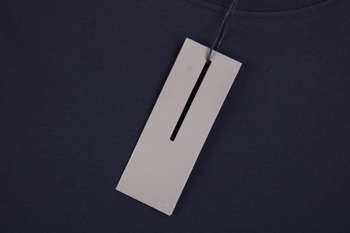 Camiseta Dior con logo minimalista