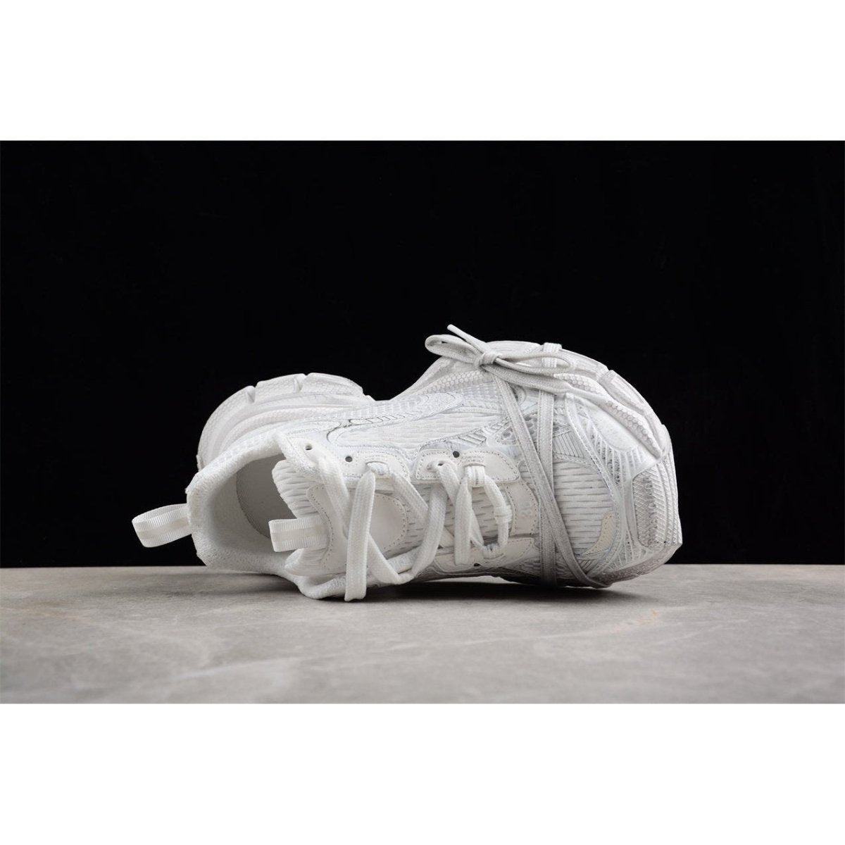 BALENCIAGA 3 - L - Snow Sneakers - White Unisex Streetwear Limited Edition - Introducing the BALENCIAGA 3XL x Snow White, the epitome of luxury and contemporary style. These