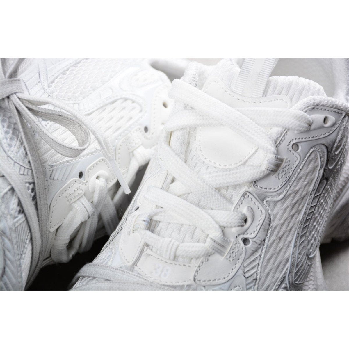 BALENCIAGA 3 - L - Snow Sneakers - White Unisex Streetwear Limited Edition - Introducing the BALENCIAGA 3XL x Snow White, the epitome of luxury and contemporary style. These