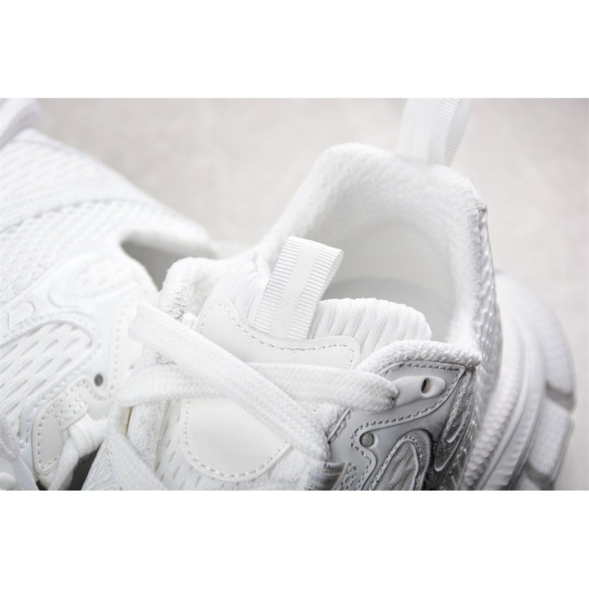 BALENCIAGA 3 - L - Snow Sneakers - White Unisex Streetwear Limited Edition - Introducing the BALENCIAGA 3XL x Snow White, the epitome of luxury and contemporary style. These