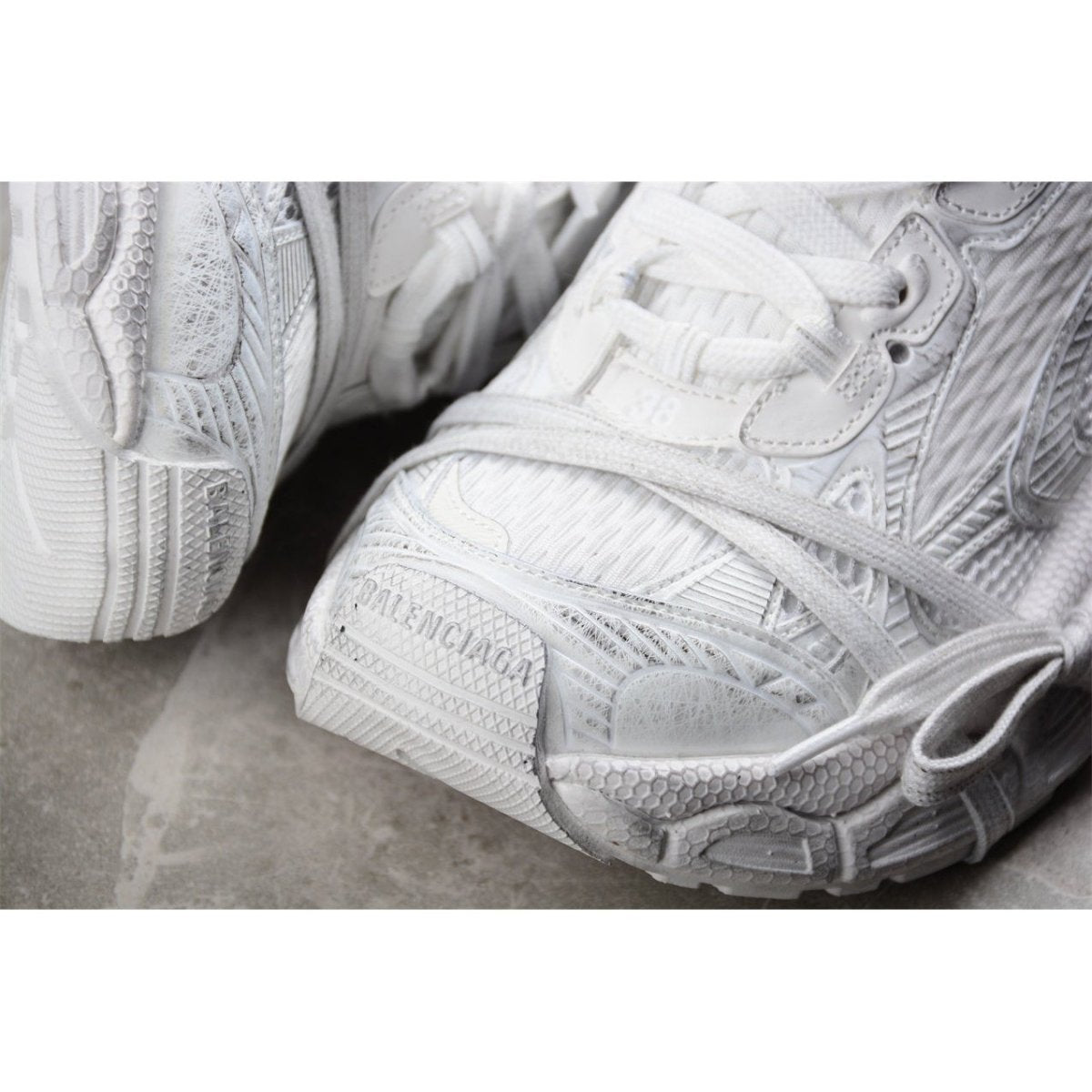 BALENCIAGA 3 - L - Snow Sneakers - White Unisex Streetwear Limited Edition - Introducing the BALENCIAGA 3XL x Snow White, the epitome of luxury and contemporary style. These