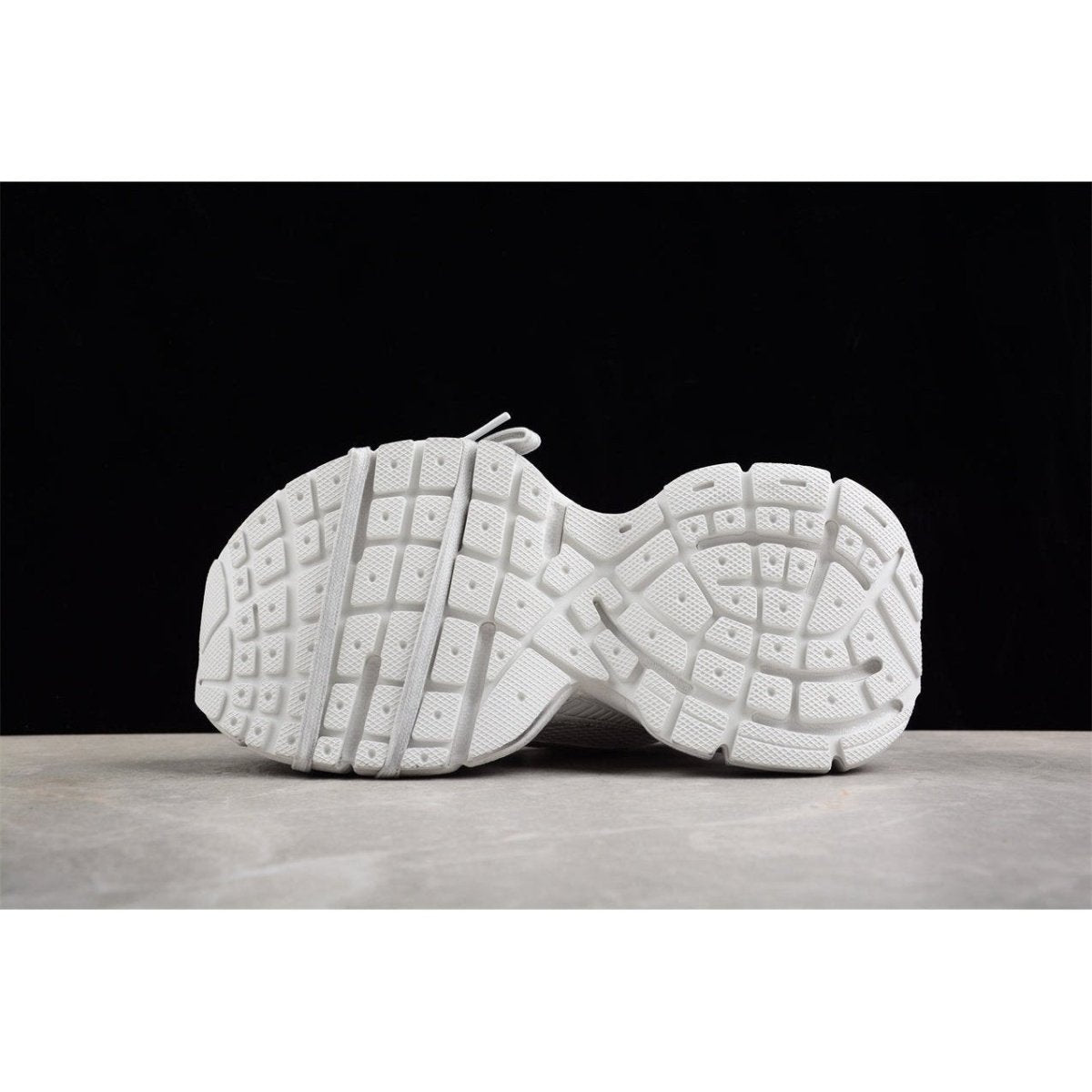 BALENCIAGA 3 - L - Snow Sneakers - White Unisex Streetwear Limited Edition - Introducing the BALENCIAGA 3XL x Snow White, the epitome of luxury and contemporary style. These