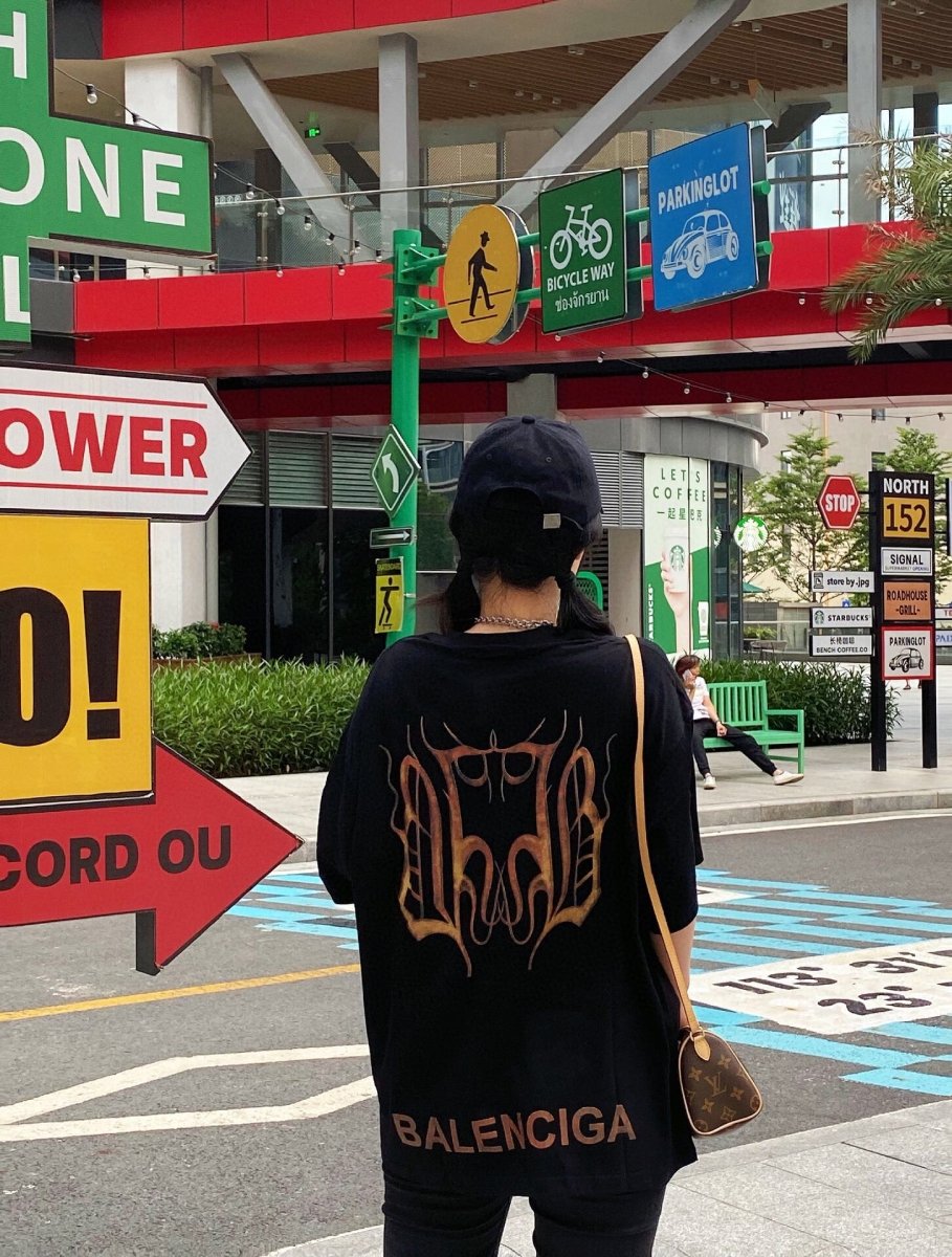 Camiseta negra con el logo doble B de Balenciaga