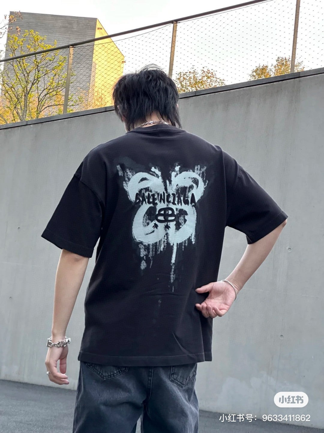 Camiseta negra con estampado de estrella de Balenciaga