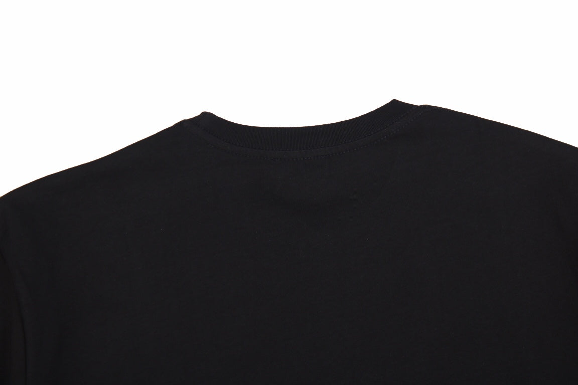 Camiseta Dior con diseño de herramientas y logotipo