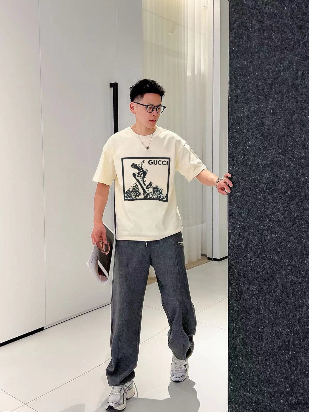 Camiseta con gráfico de snowboarder de Gucci