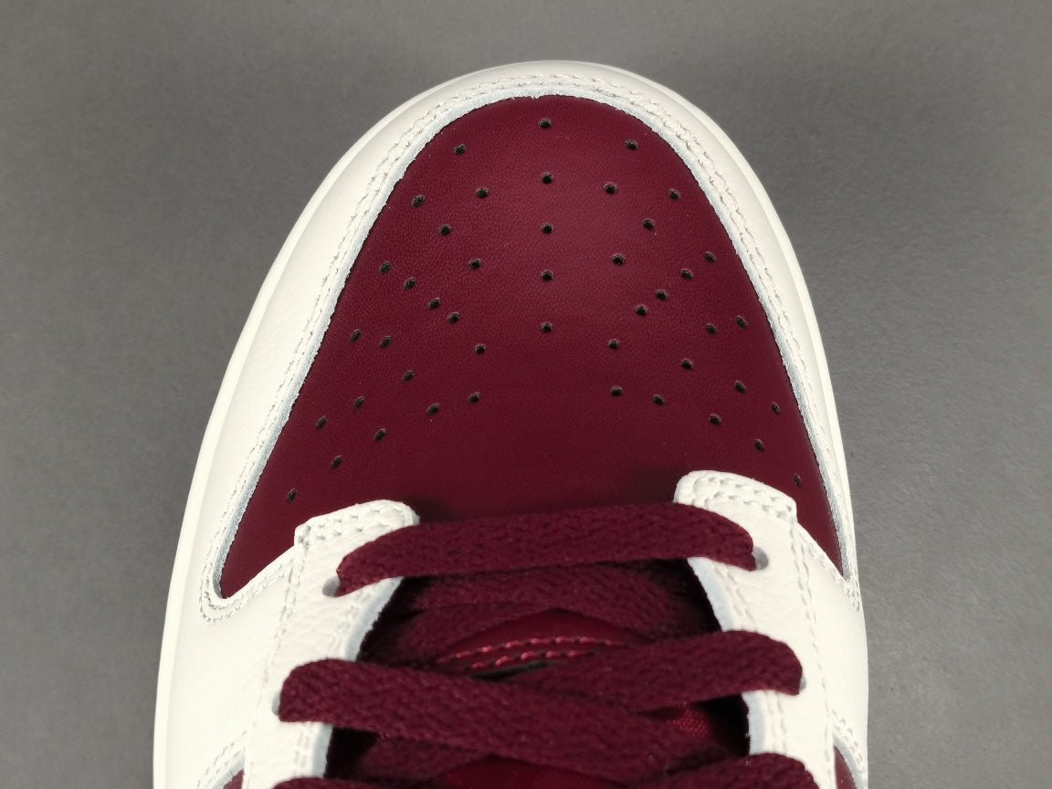 NIKE Dunk - Valentines Day Sneakers - Red Unisex Streetwear Limited Edition - Celebrate love and style with the Nike Dunk Valentine's Day edition. This special release sneaker