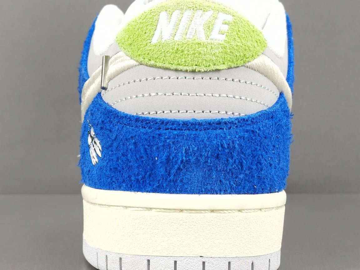 NIKE Sb Dunk - Fly Streetwear Gardenia Sneakers - Red Unisex Streetwear Limited Edition - Introducing the Nike SB Dunk Low Fly Streetwear Gardenia C a vibrant and stylish addition