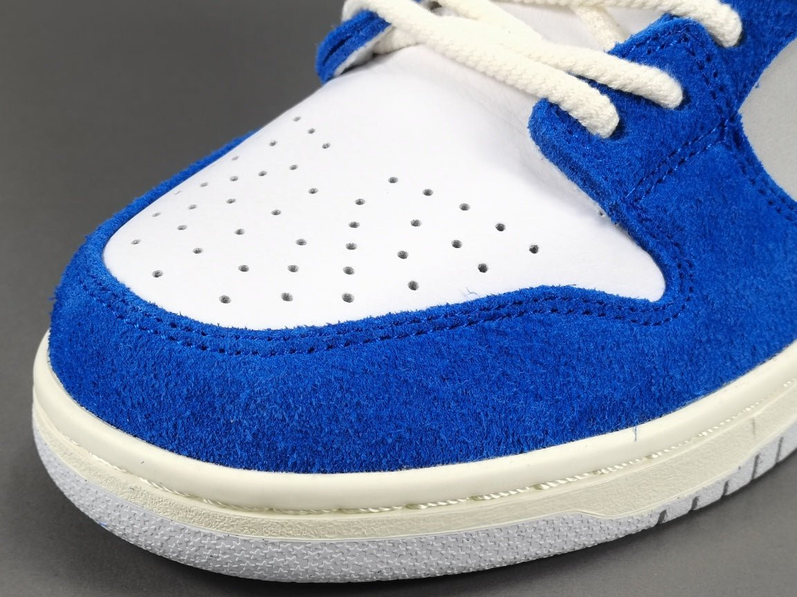 NIKE Sb Dunk - Fly Streetwear Gardenia Sneakers - Red Unisex Streetwear Limited Edition - Introducing the Nike SB Dunk Low Fly Streetwear Gardenia C a vibrant and stylish addition