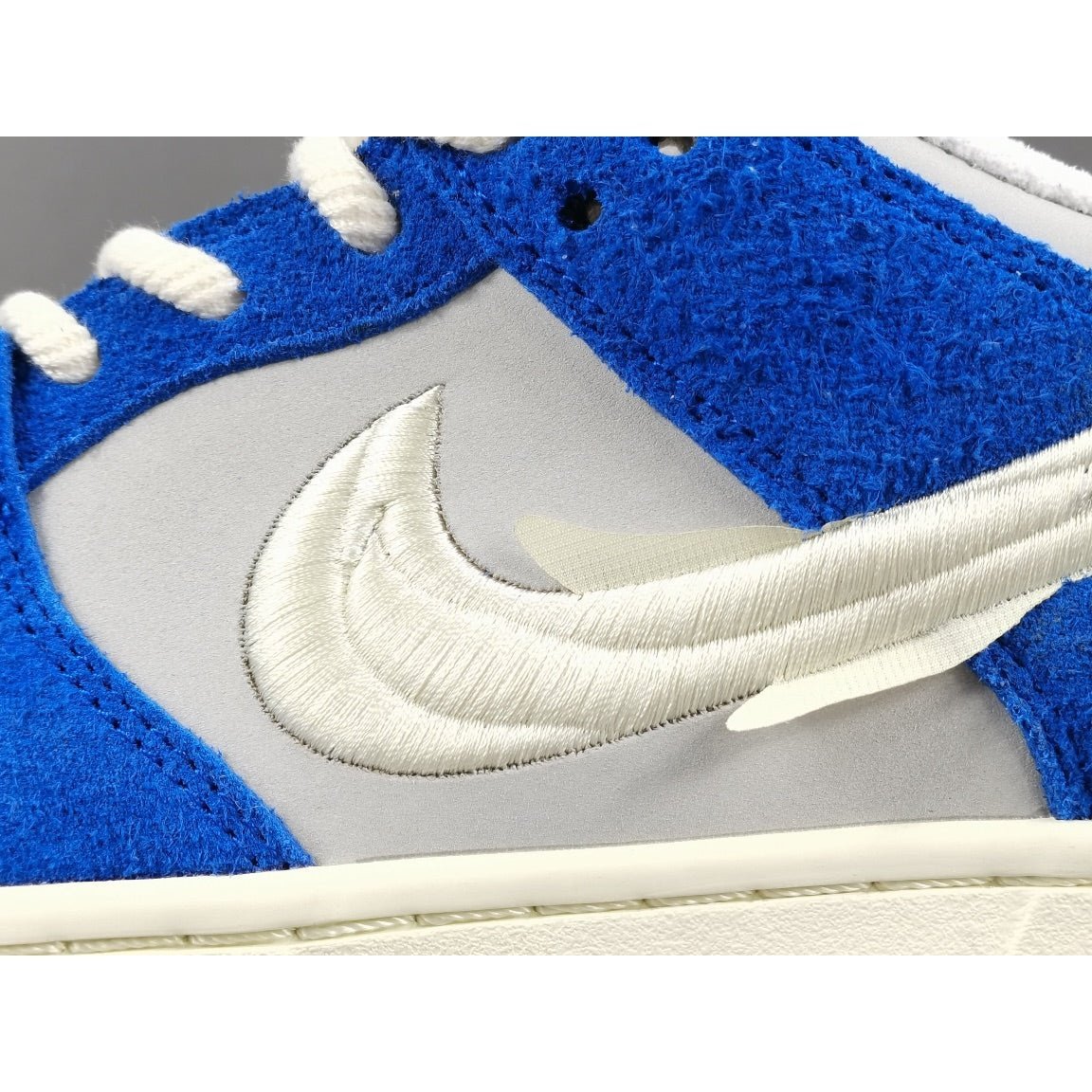 NIKE Sb Dunk - Fly Streetwear Gardenia Sneakers - Red Unisex Streetwear Limited Edition - Introducing the Nike SB Dunk Low Fly Streetwear Gardenia C a vibrant and stylish addition