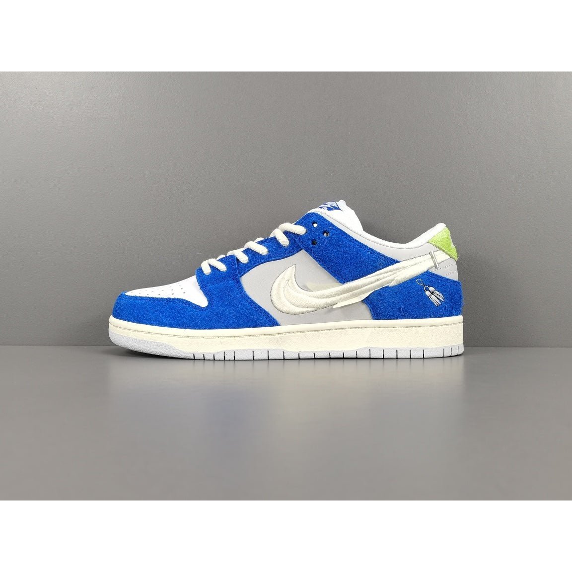NIKE Sb Dunk - Fly Streetwear Gardenia Sneakers - Red Unisex Streetwear Limited Edition - Introducing the Nike SB Dunk Low Fly Streetwear Gardenia C a vibrant and stylish addition