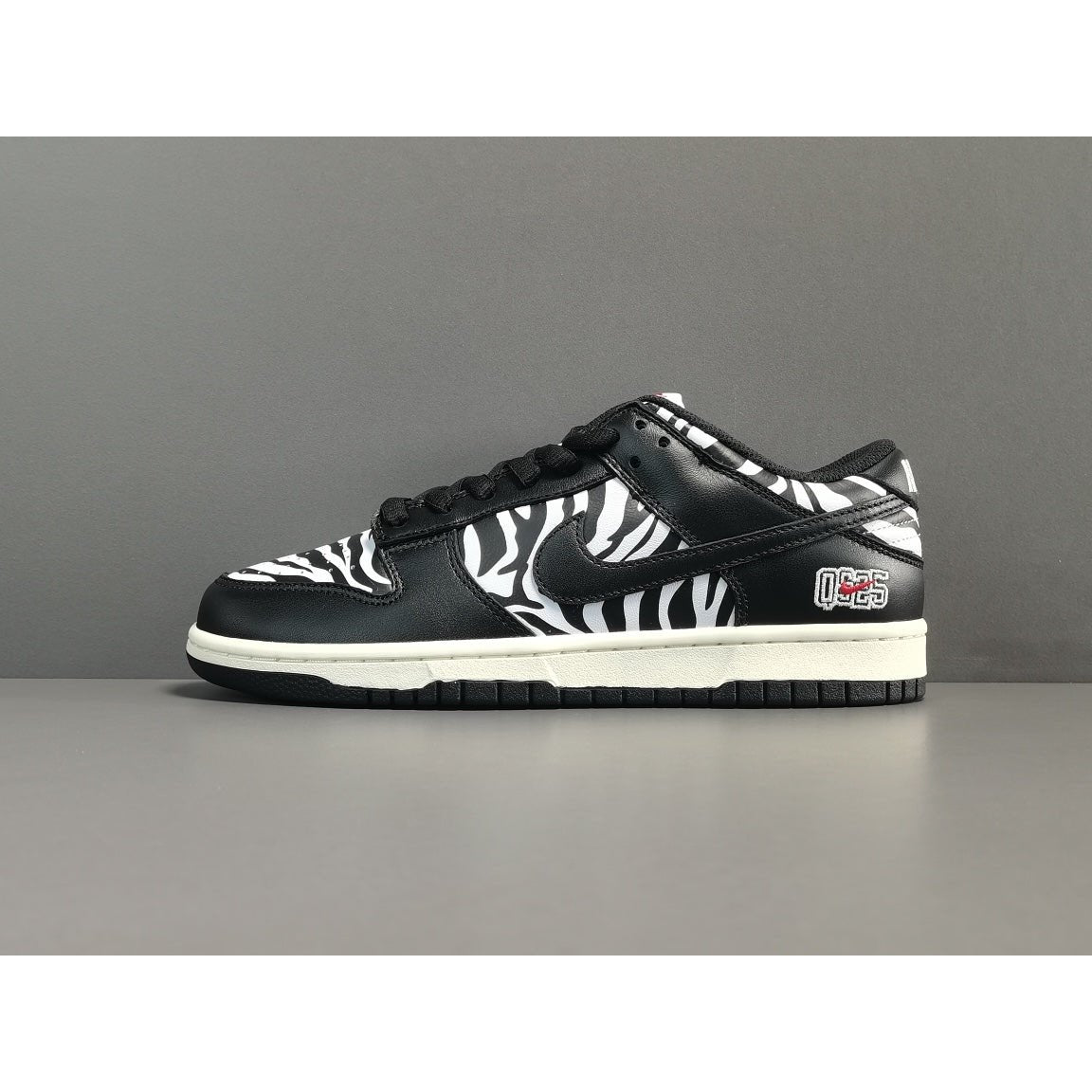 NIKE Sb Dunk - Quartersnacks Sneakers - Zebra Unisex Streetwear Limited Edition