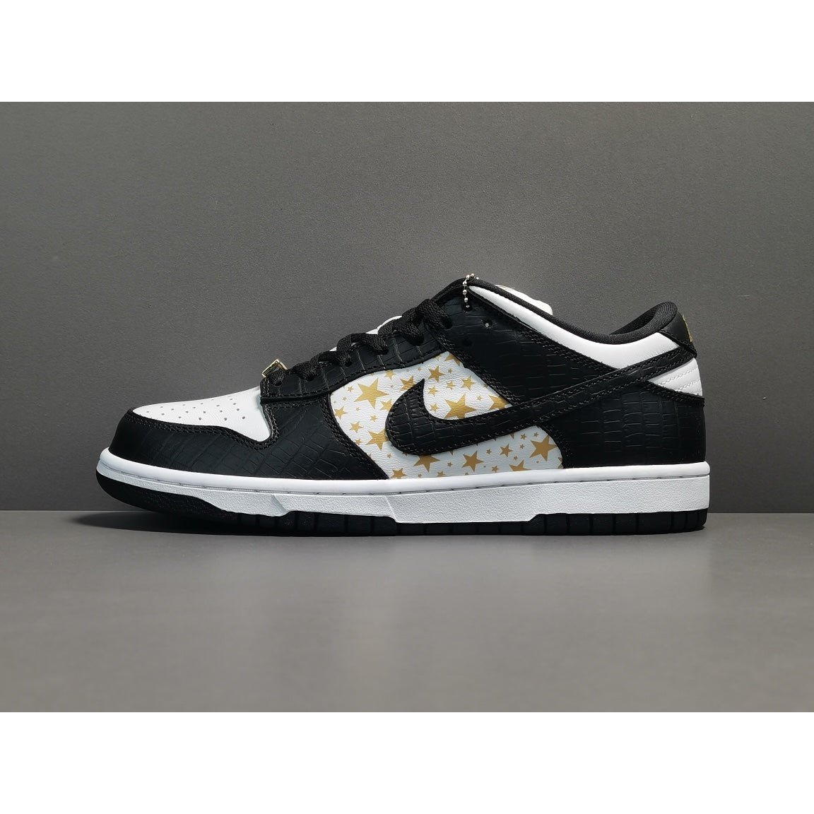 NIKE Sb Dunk - Supreme Stars Sneakers - Black Unisex Streetwear Limited Edition