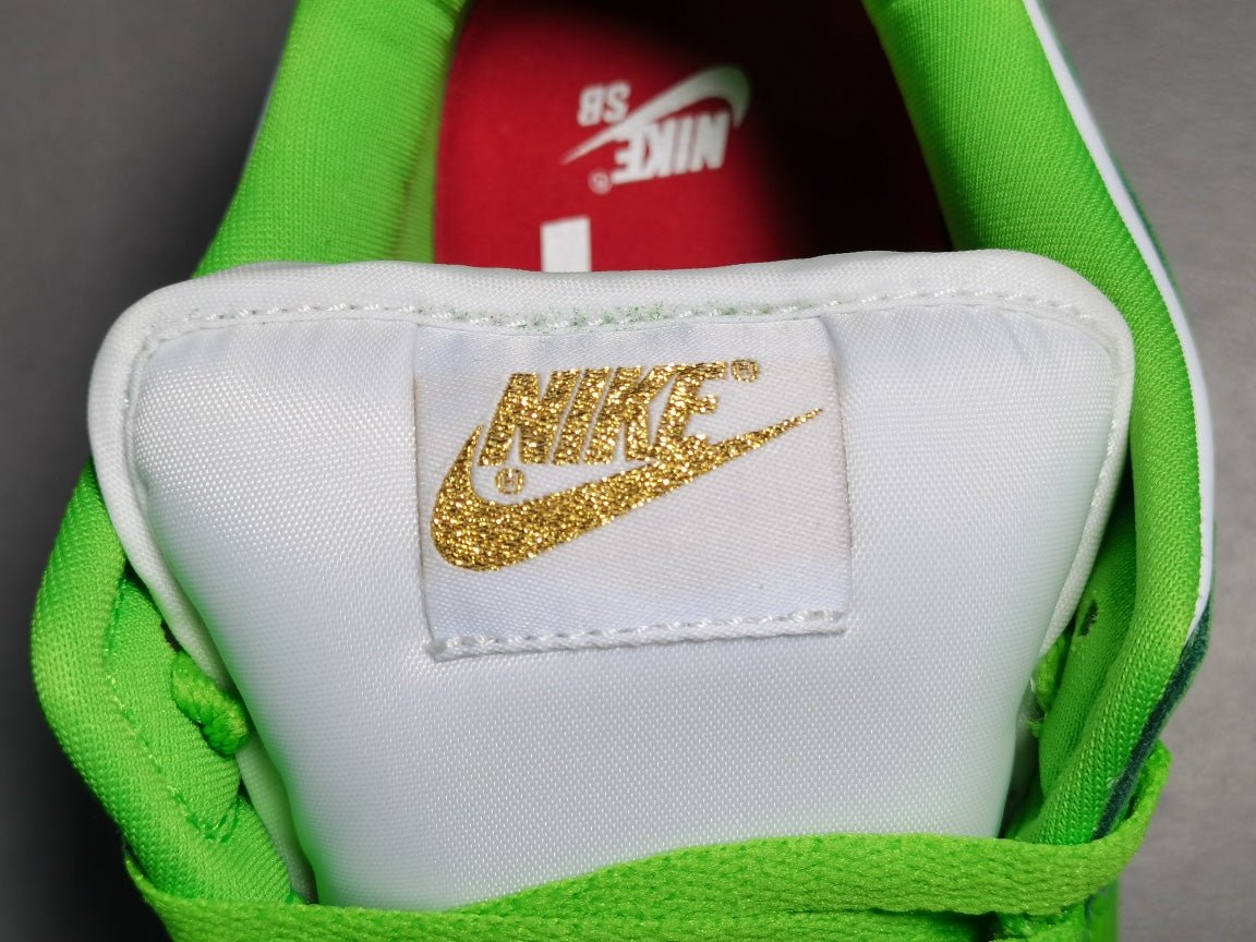 NIKE Sb Dunk - Supreme Stars Mean Sneakers - Green Unisex Streetwear Limited Edition