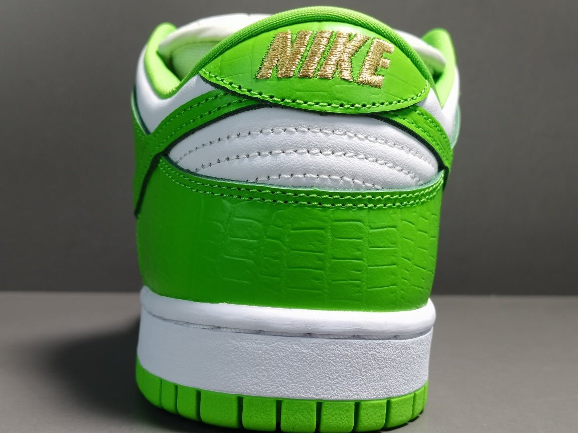 NIKE Sb Dunk - Supreme Stars Mean Sneakers - Green Unisex Streetwear Limited Edition