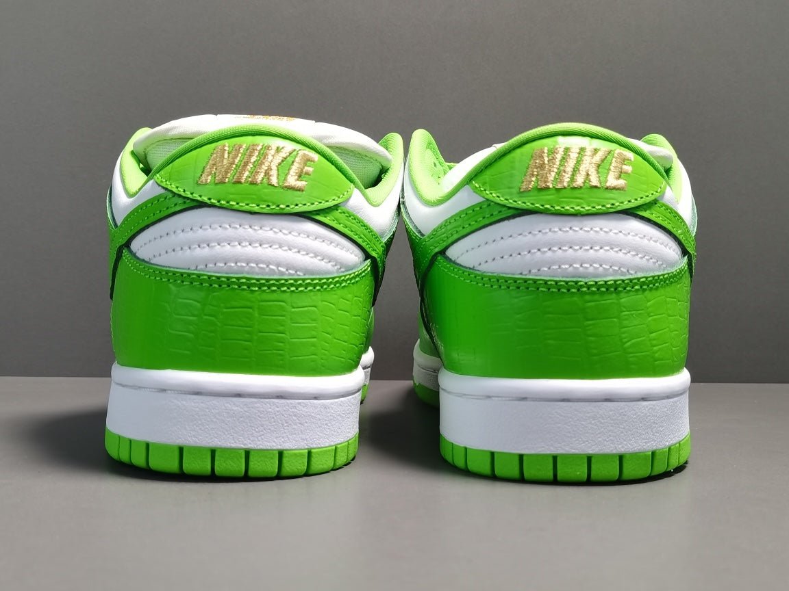 NIKE Sb Dunk - Supreme Stars Mean Sneakers - Green Unisex Streetwear Limited Edition