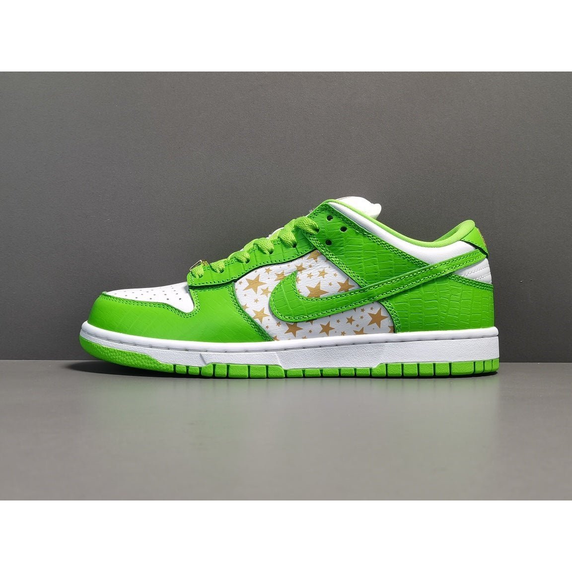 NIKE Sb Dunk - Supreme Stars Mean Sneakers - Green Unisex Streetwear Limited Edition