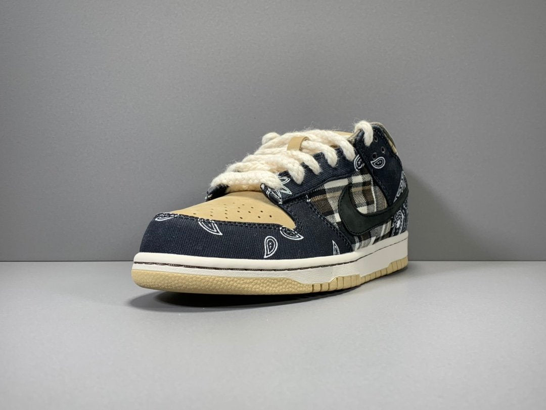 NIKE Sb Dunk - Travis Scott - Red Unisex Streetwear Limited Edition - Introducing the highly anticipated collaboration between two titans of style and innovation: the NIKE SB