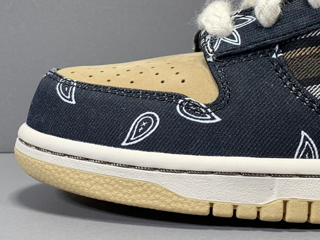 NIKE Sb Dunk - Travis Scott - Red Unisex Streetwear Limited Edition - Introducing the highly anticipated collaboration between two titans of style and innovation: the NIKE SB