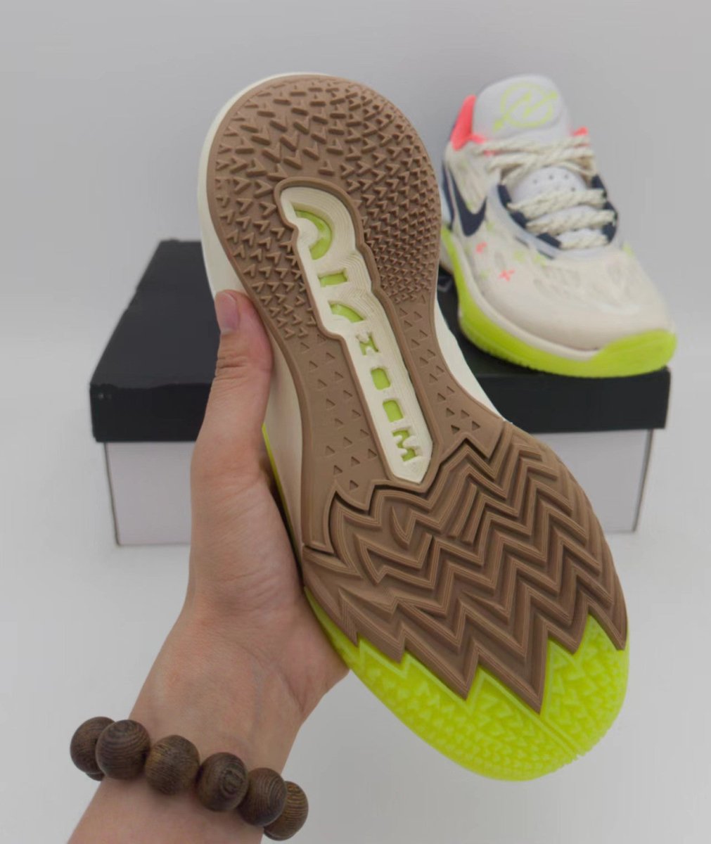 NIKE Zoom G.t. Cut 2 - Crosshairs - Red Unisex Streetwear Limited Edition - Introducing the Nike Zoom GT Cut 2 Crosshairs, a sleek and performance-driven sneaker designed for