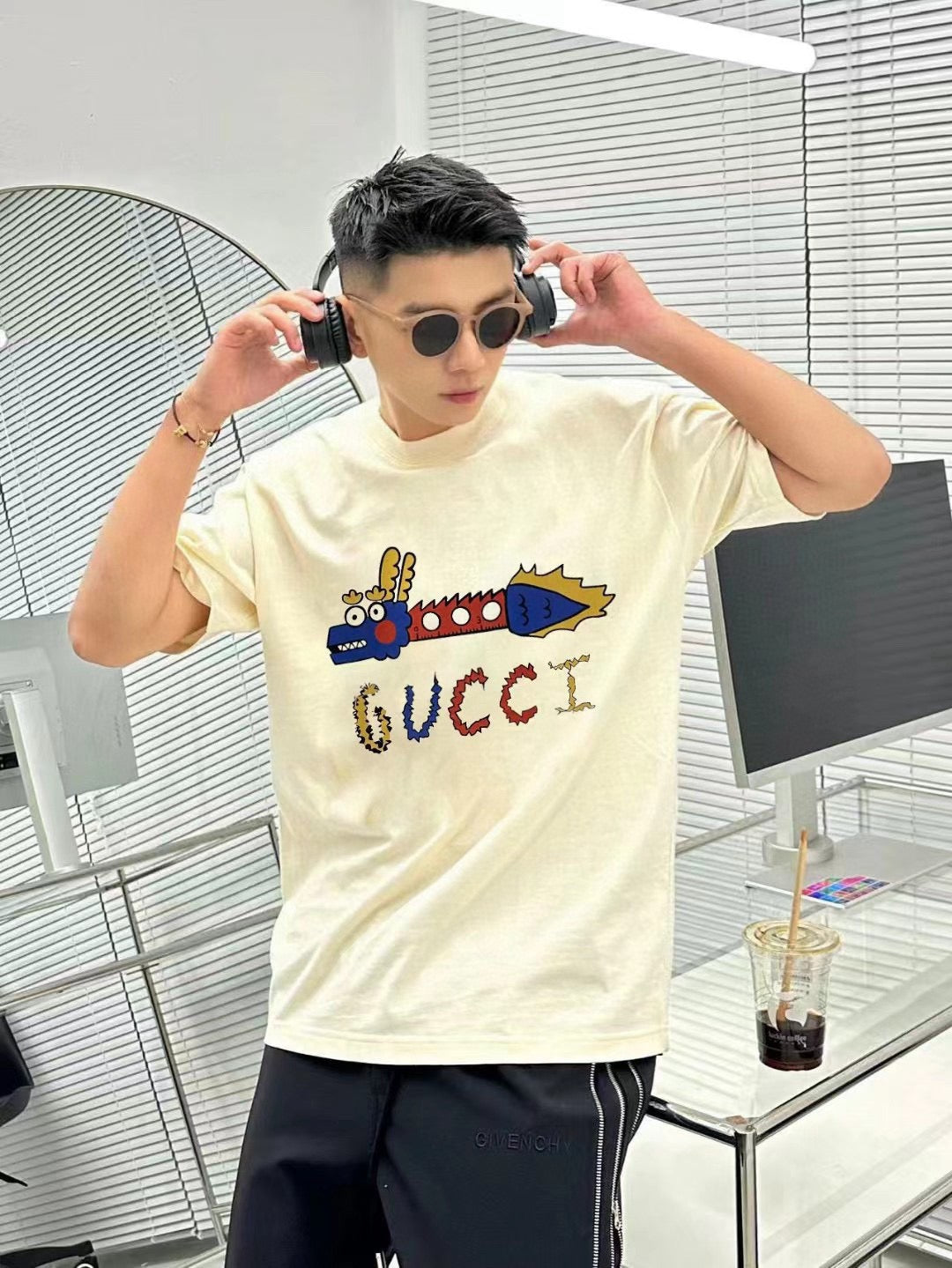 Camiseta blanca Gucci con estampado de dragón