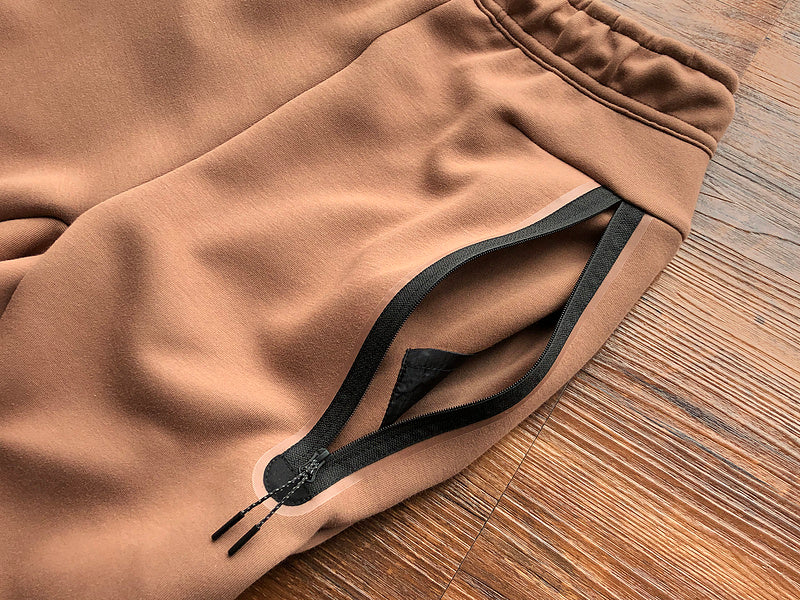 PANTALONES NIKE TECH FLEECE x MARRÓN ARQUEO