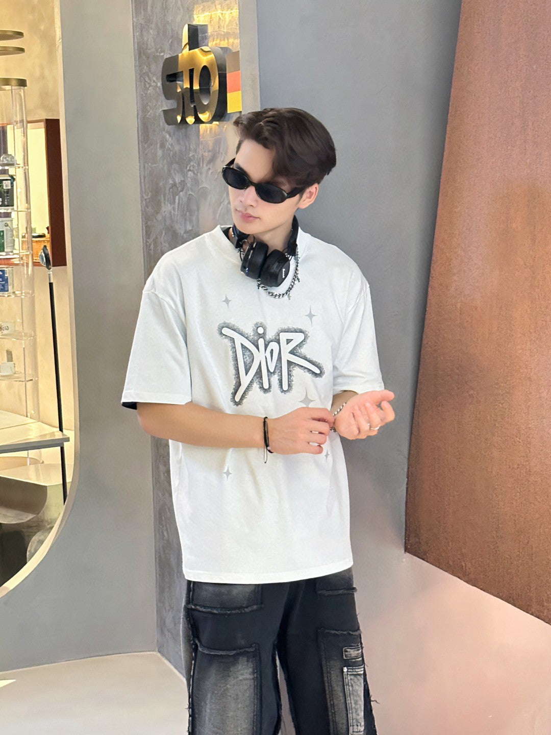 Gucci Bunny Graphic T-shirt - Red Unisex Streetwear Limited Edition - <span>This Gucci t-shirt features a playful graphic design with a blue bunny on a green