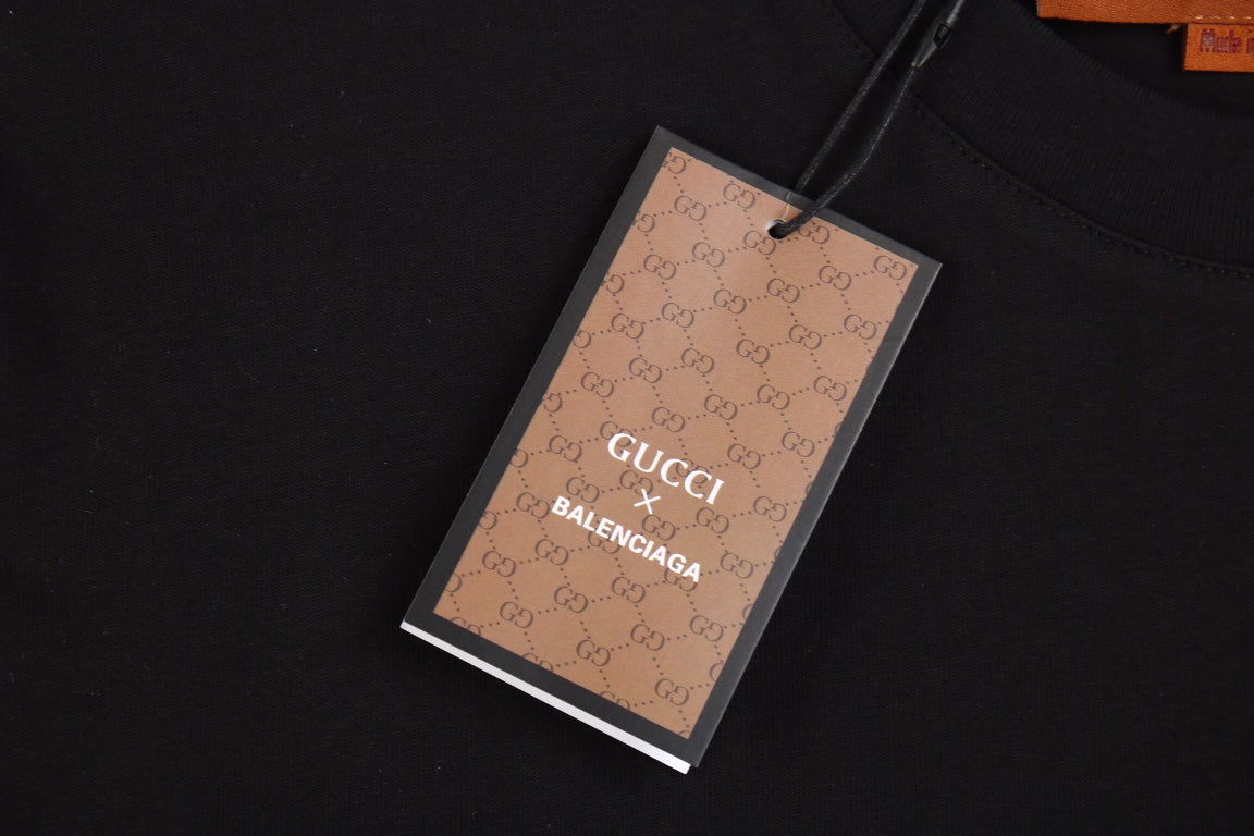 Camiseta negra GUCCI x BALENCIAGA con logo floral