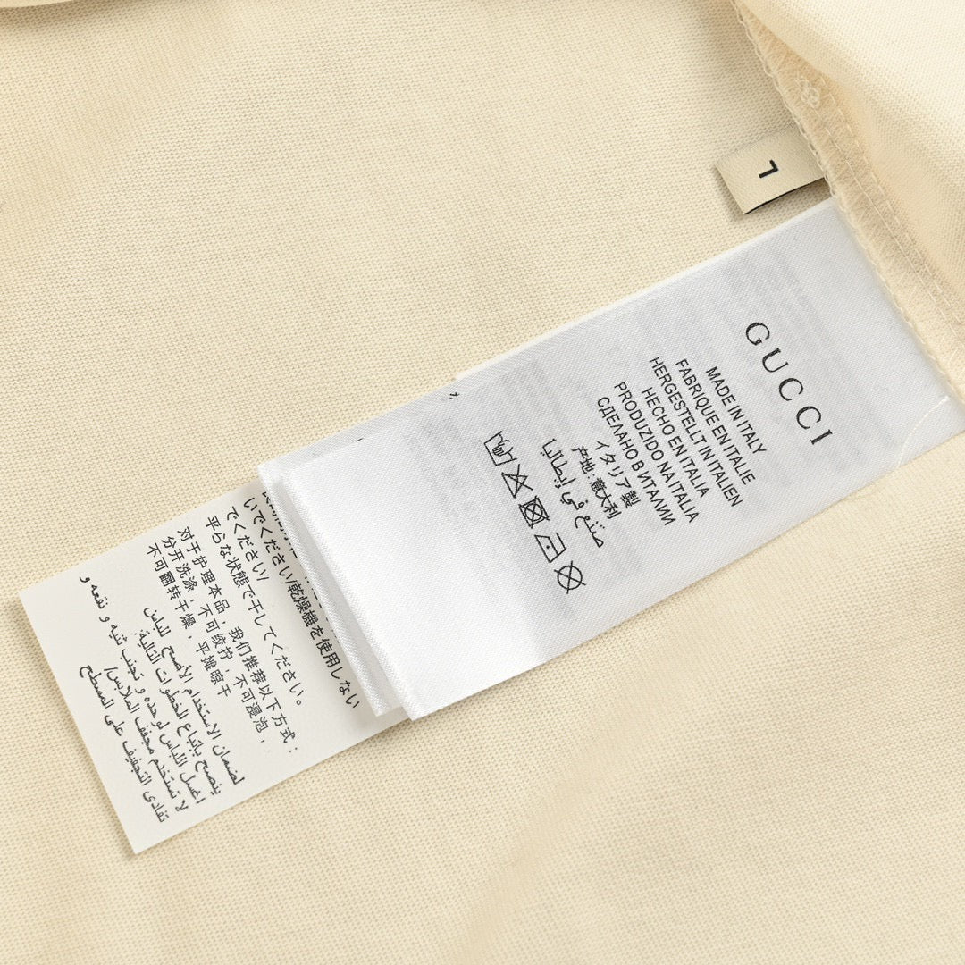 Camiseta con gráfico de snowboarder de Gucci