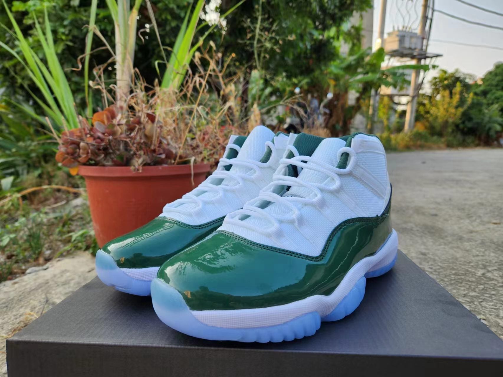 JORDAN 11 Green And - White Unisex Streetwear Limited Edition - The Air Jordan 11 in White and Midnight Green is a sophisticated take on one