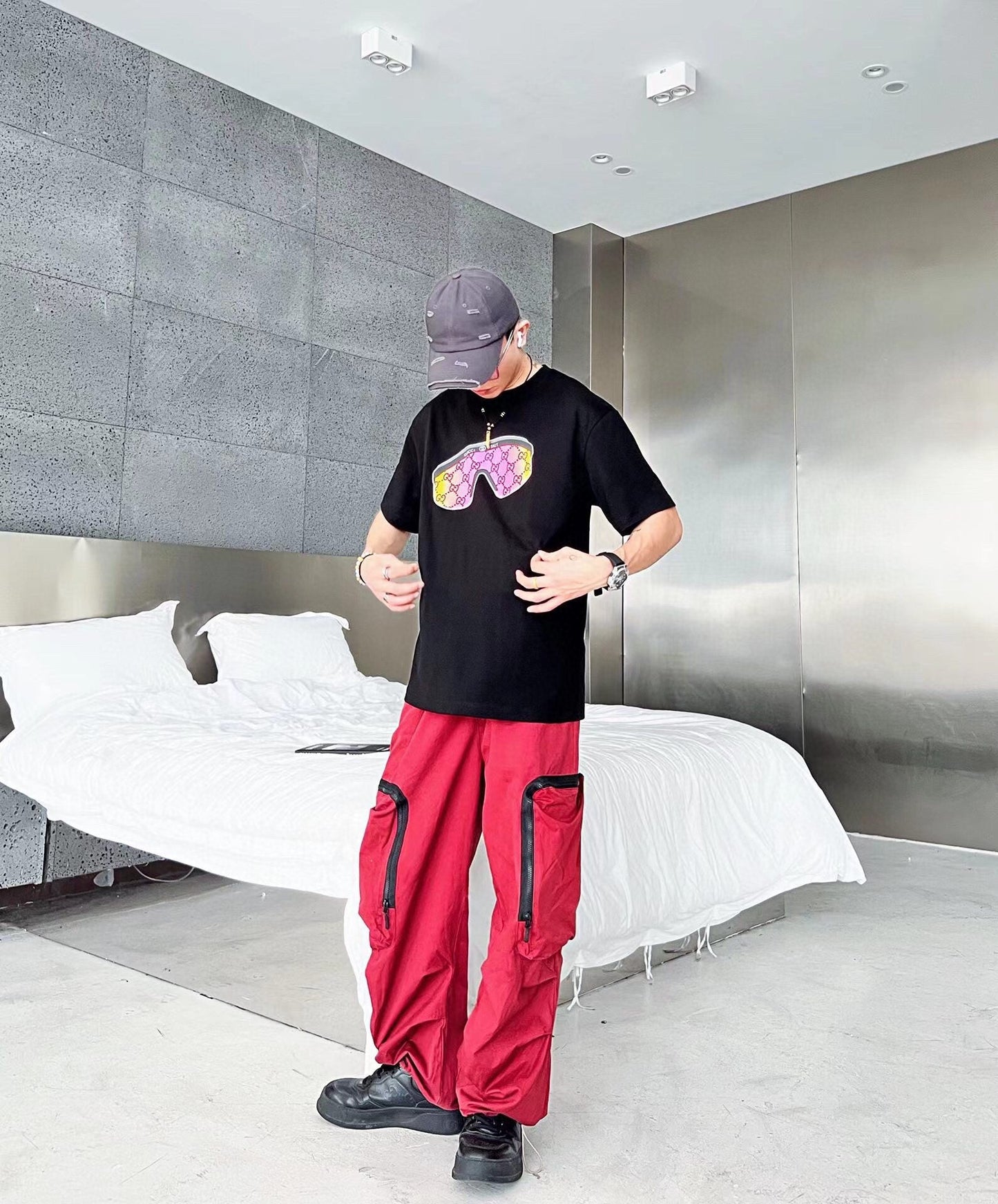 Camiseta gráfica con gafas de sol Gucci - Negra