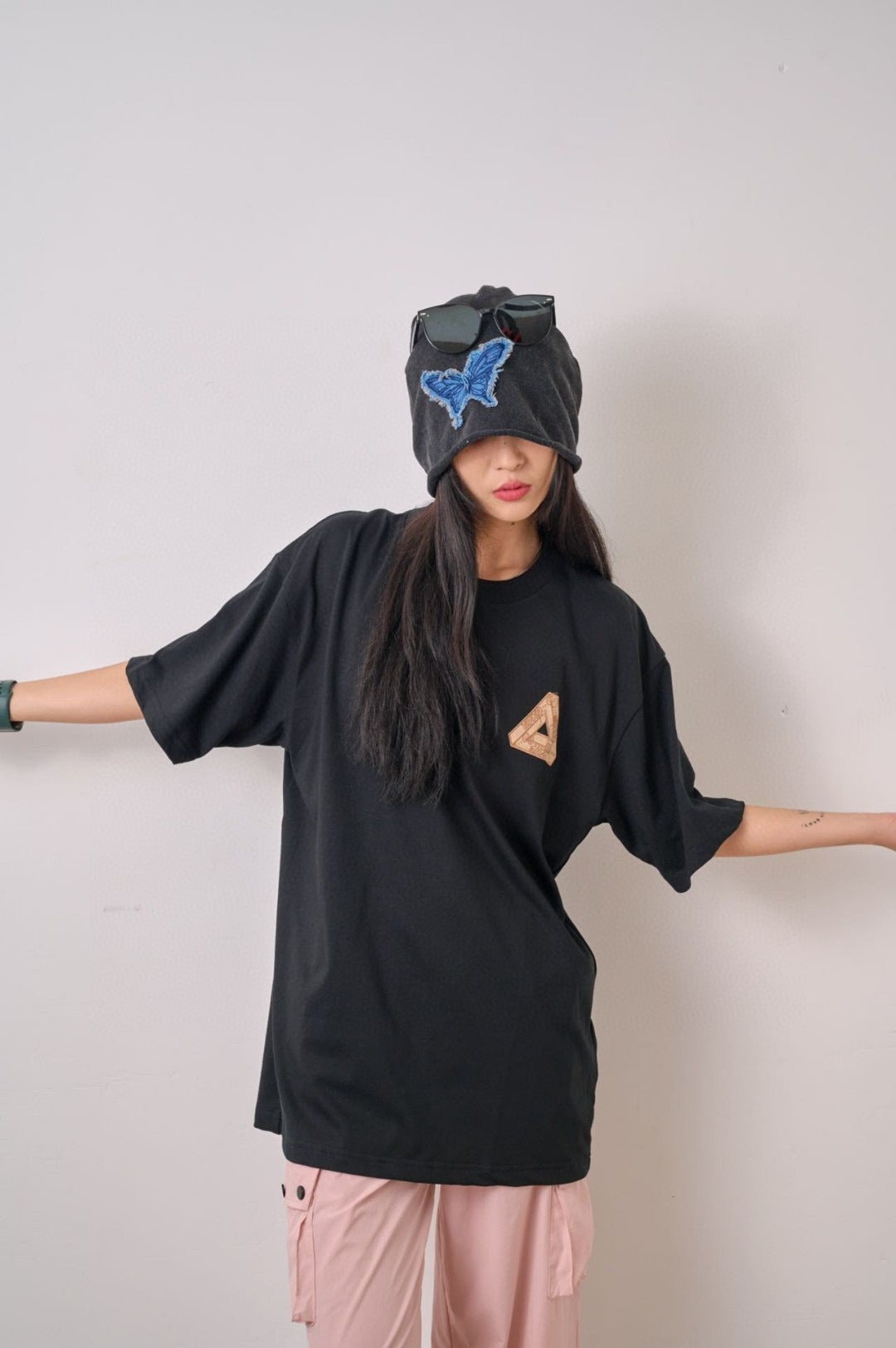 Camiseta negra con el logo triangular de Gucci