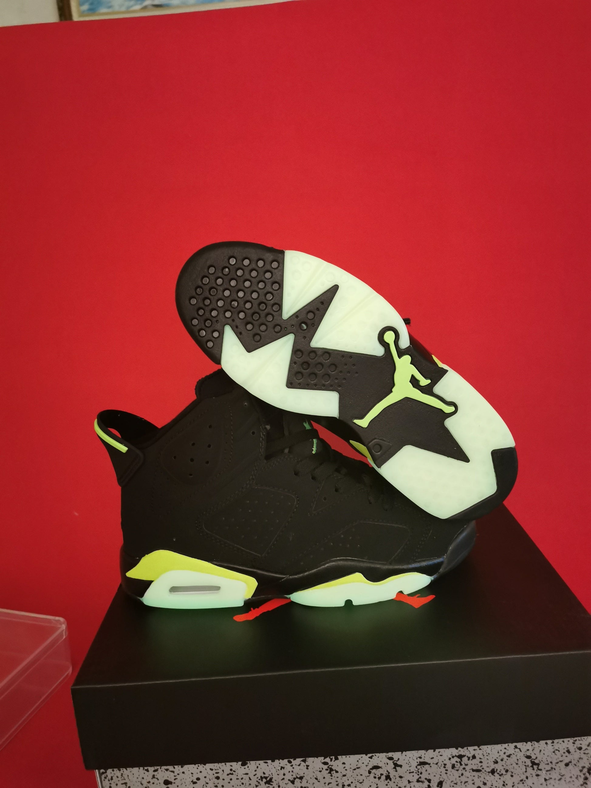 Jordan 6 And Green - Black Unisex Streetwear Limited Edition - The Air Jordan 6 pictured here features a striking and bold design that is sure
